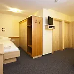 Haus Saskia בית הארחה 4*